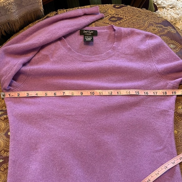 Lord & Taylor 100% Cashmere Lavender v-neck Sweater ribbed hem Size Large - Picture 8 of 8